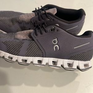 On cloudflow running shoes.